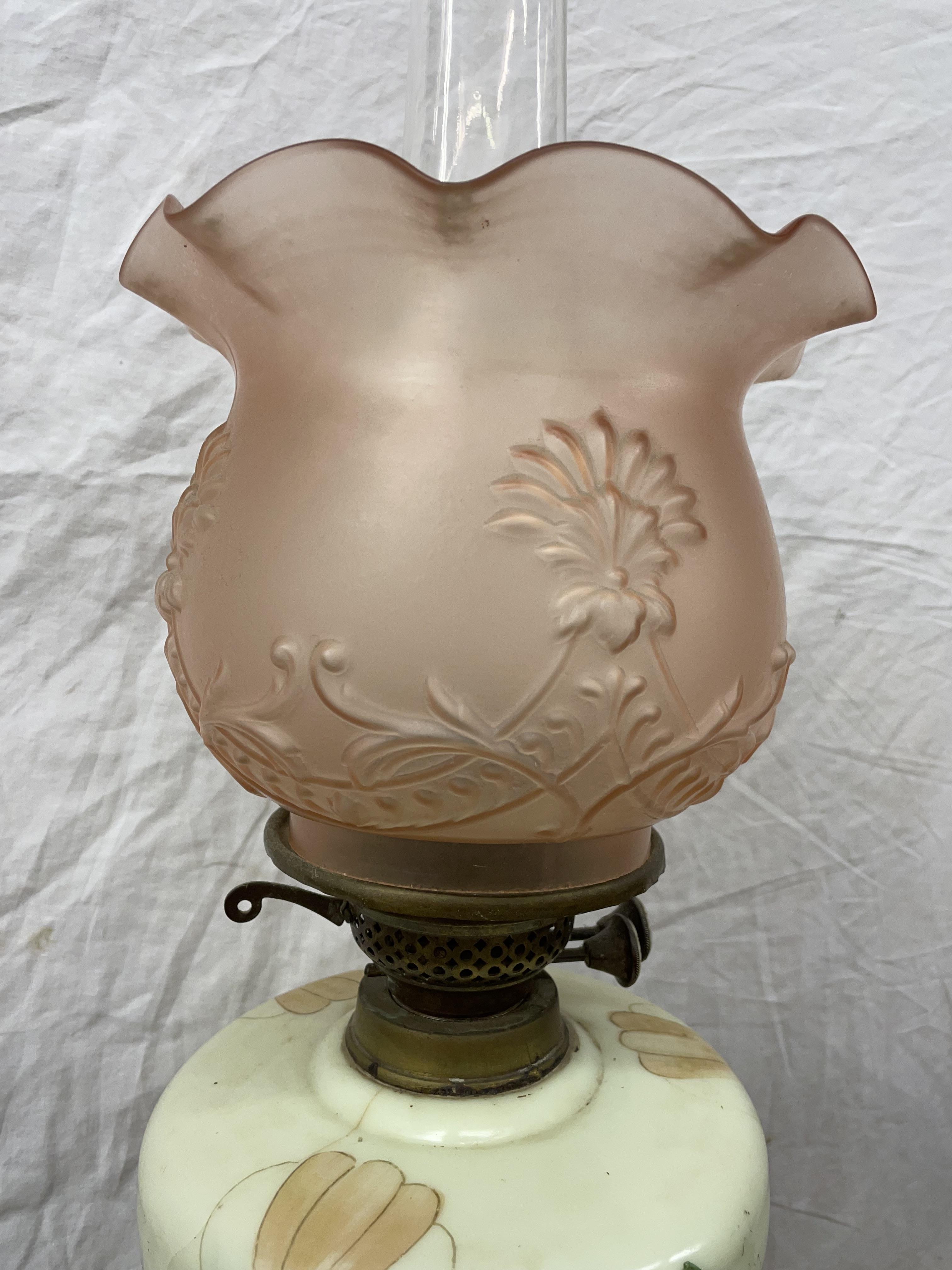 VICTORIAN OIL LAMP WITH PAINTED OPAQUE RESERVOIR AND PEACH TINTED FLORAL CRIMPED SHADE - Image 3 of 4