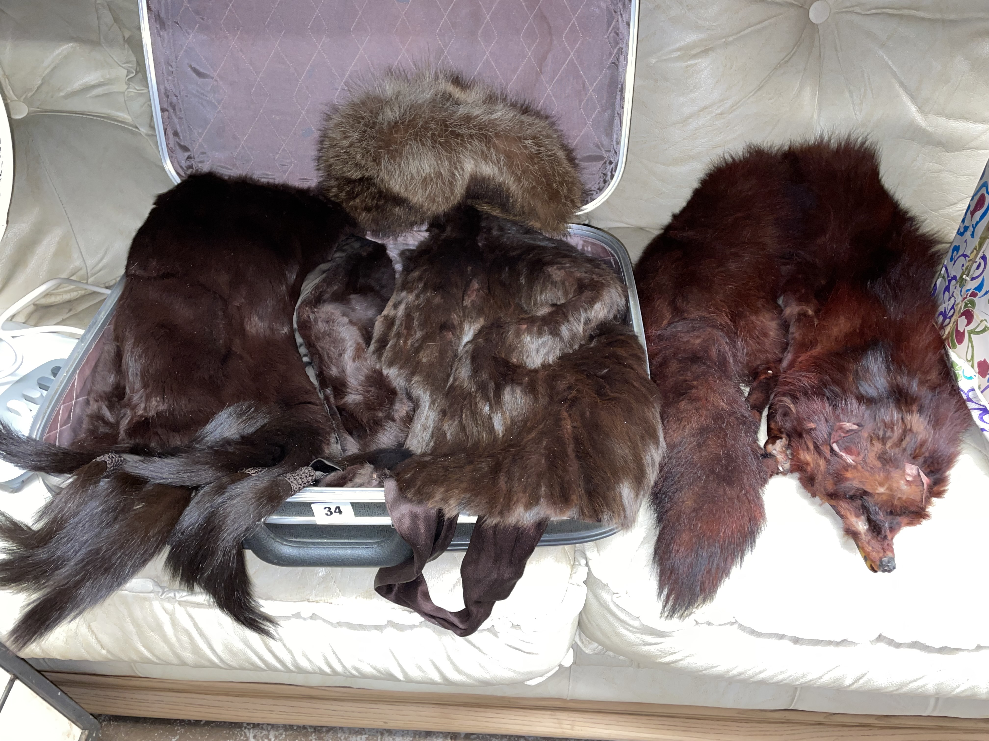 SELECTION OF FUR STOLES AND FOX WRAPS