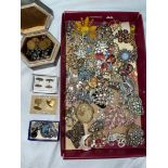 TRAY OF COSTUME JEWELLERY BROOCHES AND A PEWTER BOX