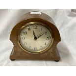 OAK CASED MANTLE CLOCK WITH DECORATIVE LINED BORDER (BATTERY OPERATED)