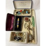 SMALL TRAY CONTAINING A BAR BROOCH, SILVER THIMBLE, POCKET WATCH KEYS, VARIOUS SCREW BACK EARRINGS,