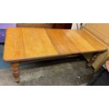 LATE VICTORIAN OAK EXTENDING WIND OUT DINING TABLE ON RING TURNED CHUNKY LEGS WITH THREE LEAF