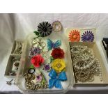 TUB OF VARIOUS PLASTIC FLOWER HEAD BROOCHES,