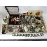 TRAY OF VARIOUS COSTUME JEWELLERY MAINLY BROOCHES INCLUDING PEBBLE EXAMPLES,