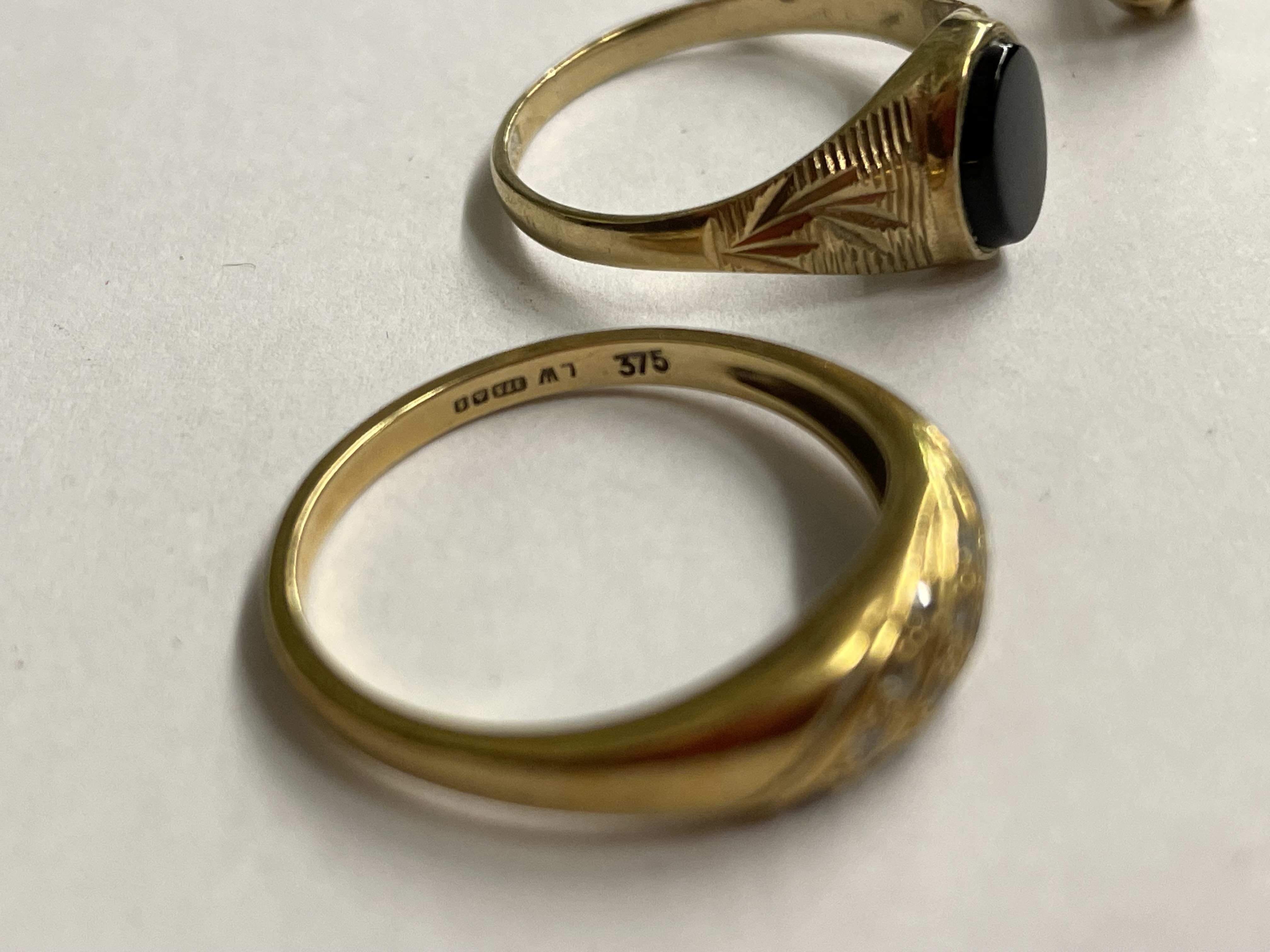 9CT GOLD SMALL CAMEO RING, 9CT GOLD ONYX SIGNET RING AND A 9CT GOLD DIAMOND CHIP RING 5. - Image 2 of 4