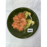 MOORCROFT POTTERY 'CORAL HIBISCUS' PLATE ON GREEN GROUND 18.