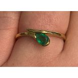 9CT GOLD PEAR SHAPED SINGLE EMERALD CROSSOVER RING SIZE O, 2.