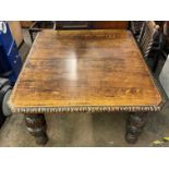 VICTORIAN OAK EXTENDING WIND OUT DINING TABLE WITH CARVED CANTED EDGE AND CARVED BULBOUS LEGS WITH