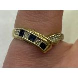 9CT GOLD SAPPHIRE AND DIAMOND CHIP CROSS OVER RING 2.