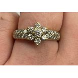 18CT YELLOW GOLD SEVEN STONE DIAMOND CLUSTER RING WITH DIAMOND CHIP SHOULDERS, STAMPED 750,