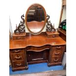 VICTORIAN MAHOGANY SERPENTINE DRESSING TABLE