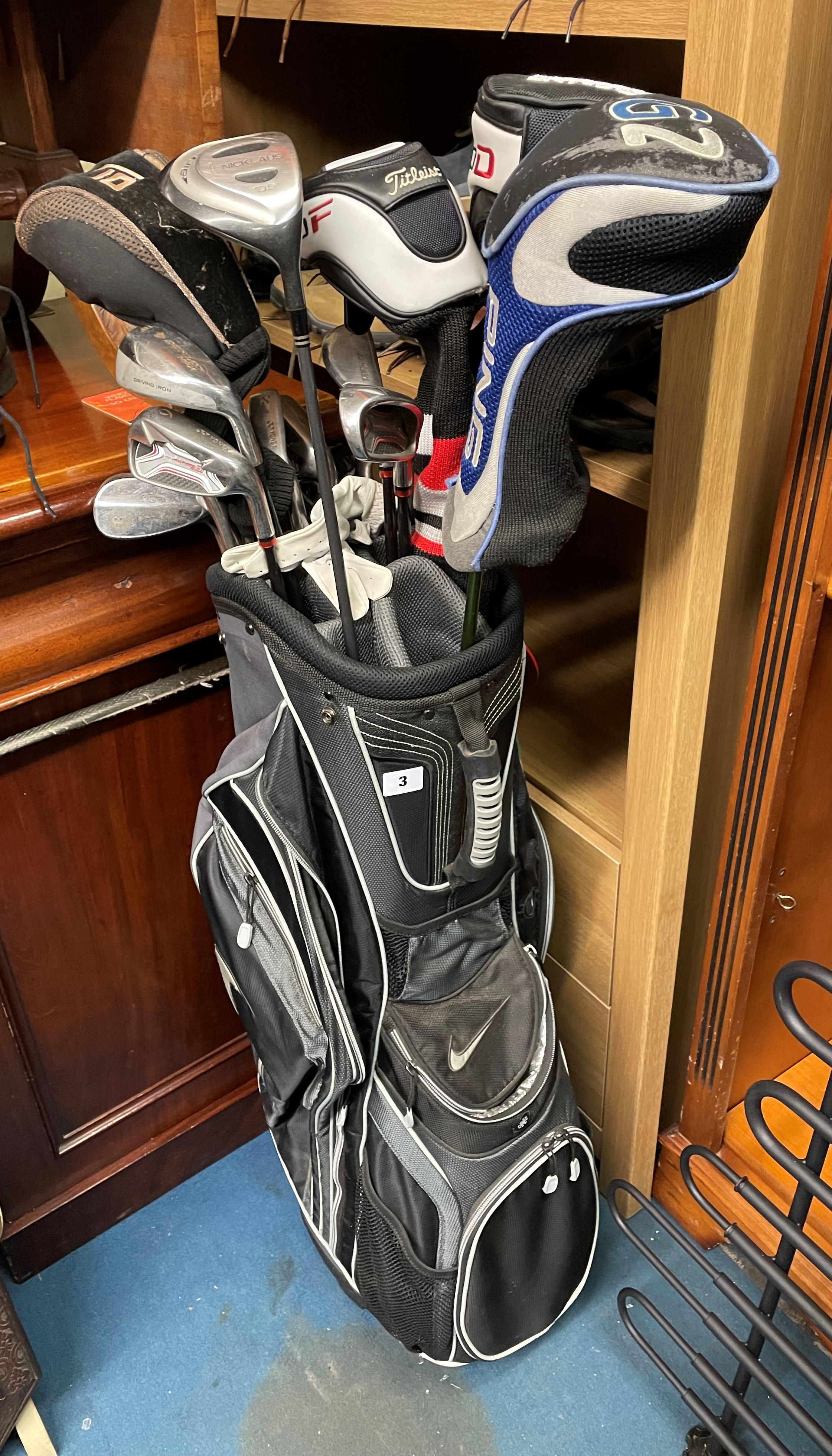 BAG OF GOLF CLUBS - DUNLOP,