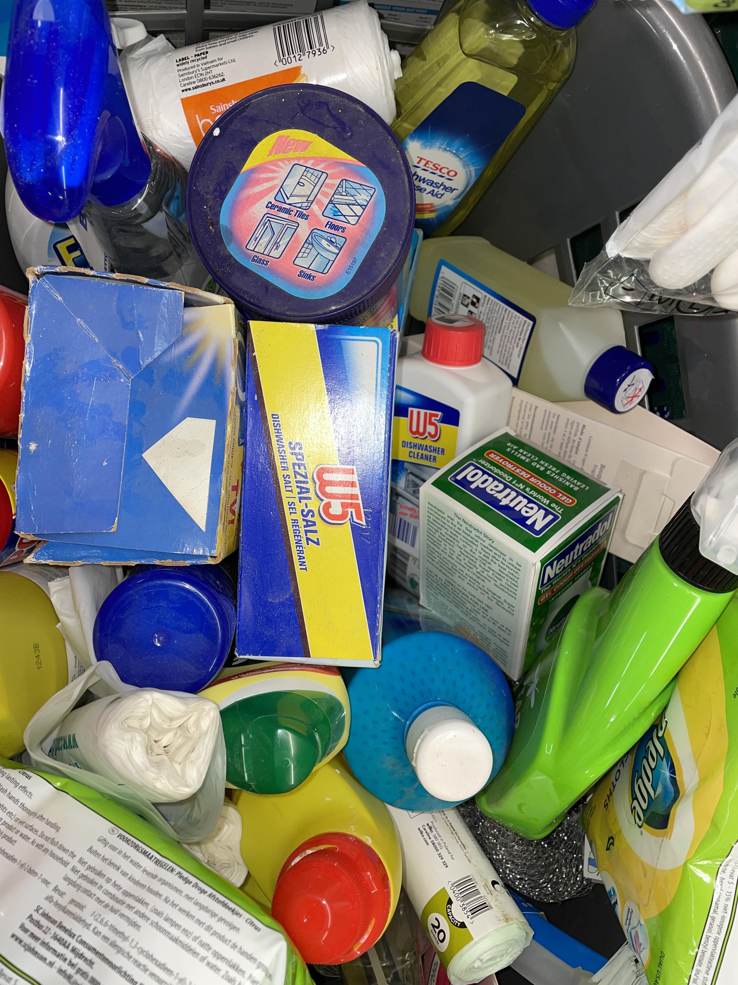 WASHING BASKET OF CLEANING AGENTS AND DOMESTIC PRODUCTS - Image 2 of 2