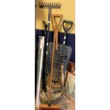 LARGE QUANTITY OF GARDEN TOOLS