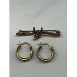 PAIR OF 9CT GOLD AND CZ HOOP EARRINGS AND A ROSE GOLD BAR BROOCH A/F 4.