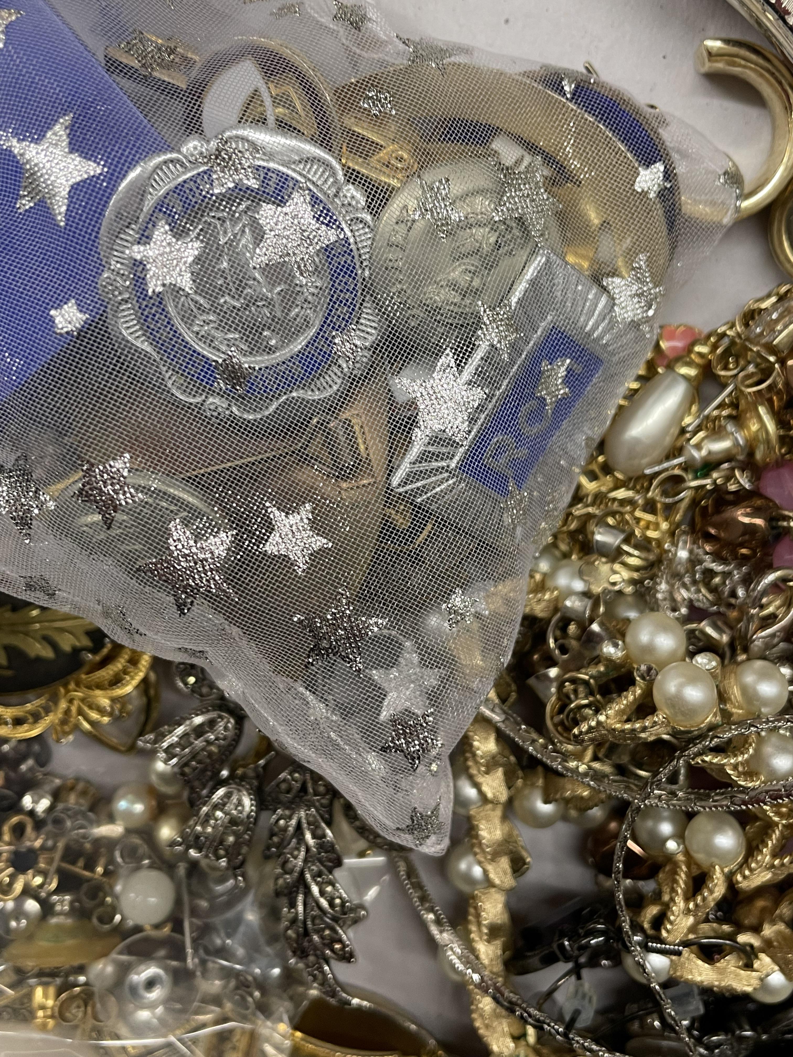 TRAY OF ASSORTED COSTUME JEWELLERY INCLUDING COMPACTS, BADGES, - Image 2 of 2