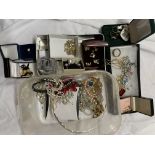 TRAY OF ASSORTED COSTUME JEWELLERY INCLUDING NOVELTY ANIMAL BROOCHES,