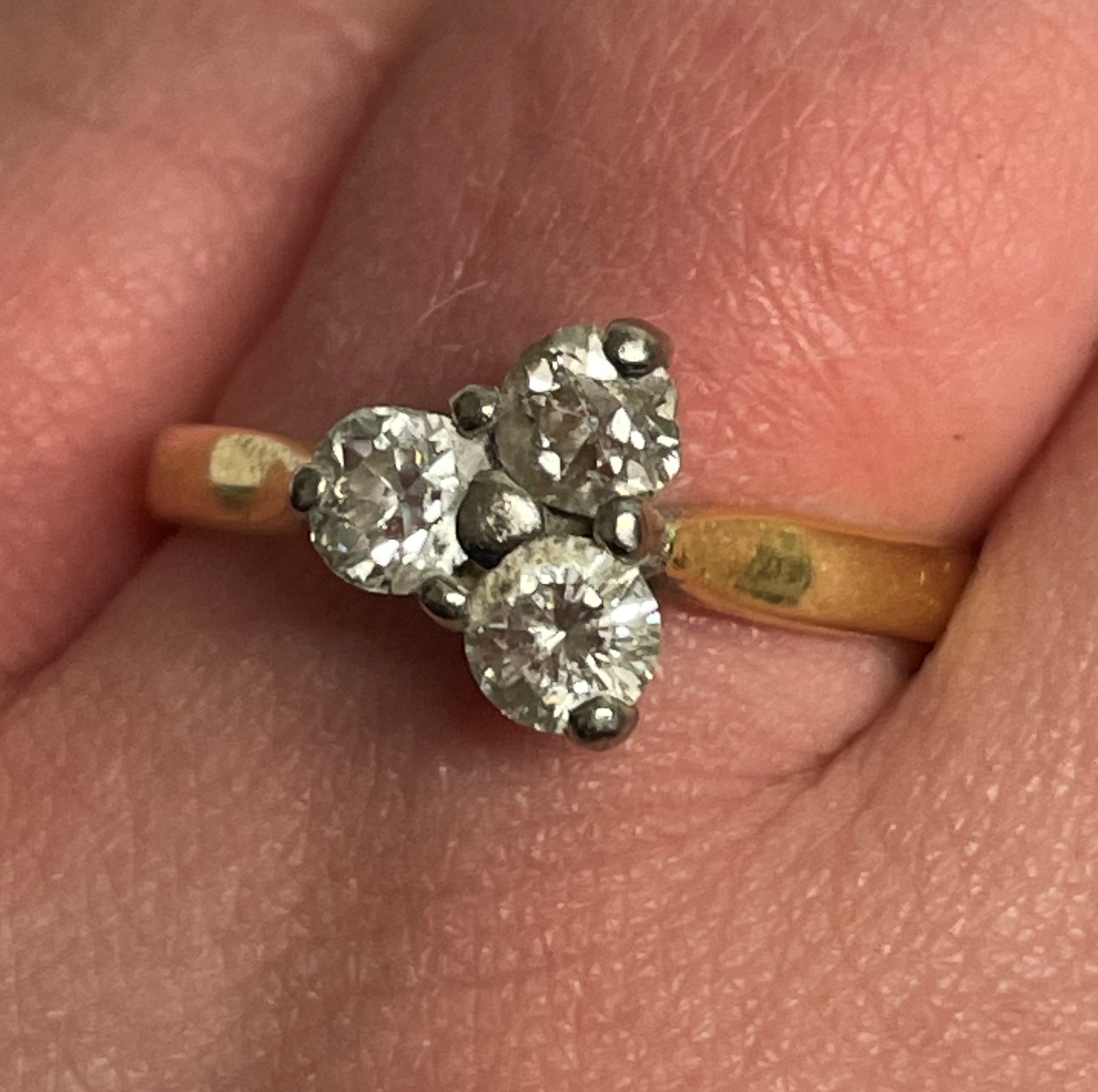 18CT YELLOW GOLD ROUND BRILLIANT CUT THREE STONE DIAMOND RING 4.3G APPROX.