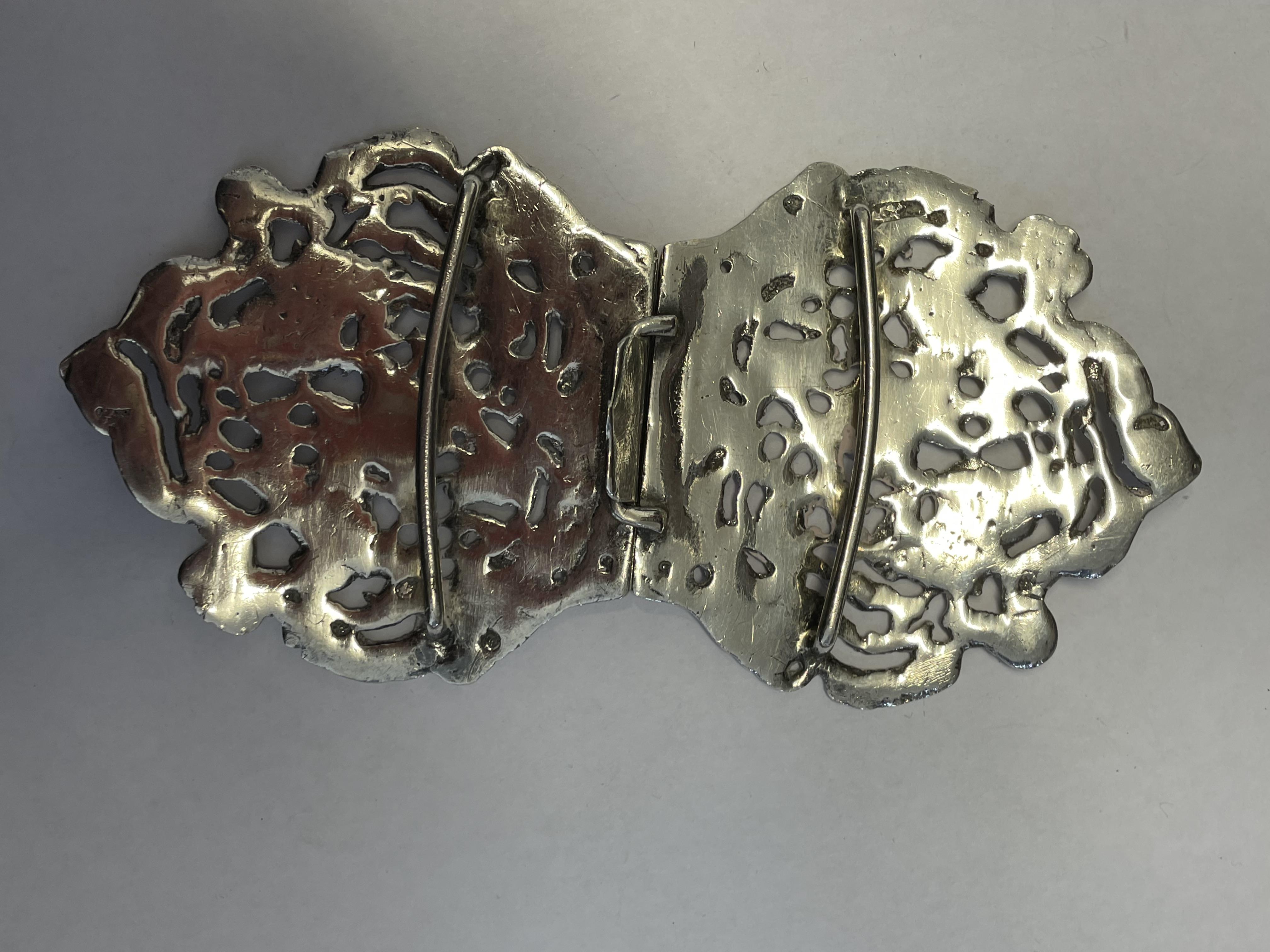 SILVER NURSE'S BUCKLE DECORATED WITH FIGURES AND FOLIAGE - Image 2 of 2