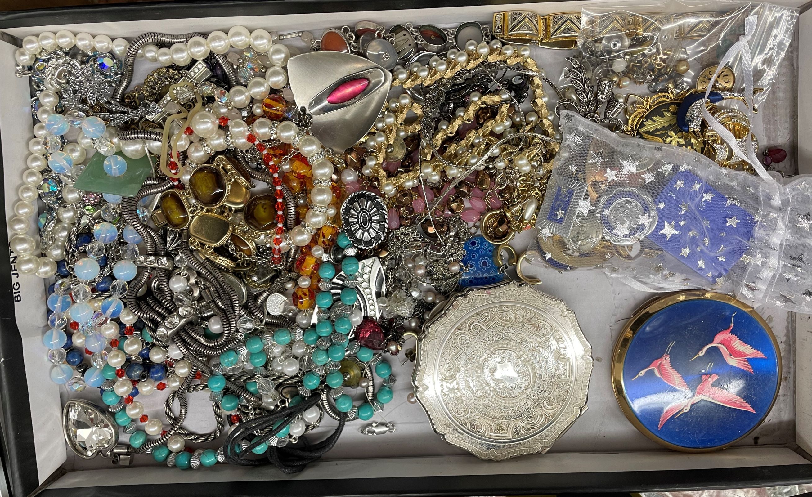 TRAY OF ASSORTED COSTUME JEWELLERY INCLUDING COMPACTS, BADGES,