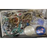 TRAY OF ASSORTED COSTUME JEWELLERY INCLUDING COMPACTS, BADGES,