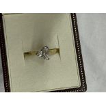 18CT YELLOW GOLD ROUND BRILLIANT CUT THREE STONE DIAMOND RING 4.3G APPROX.