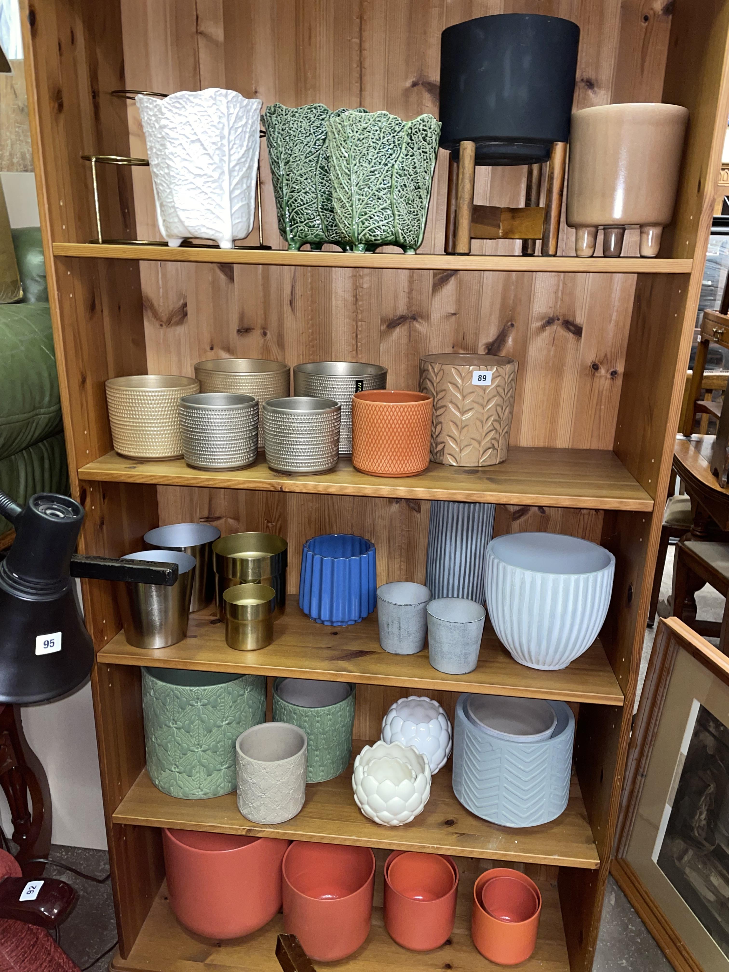 FIVE SHELVES OF VARIOUS CERAMIC AND METAL PLANTERS,