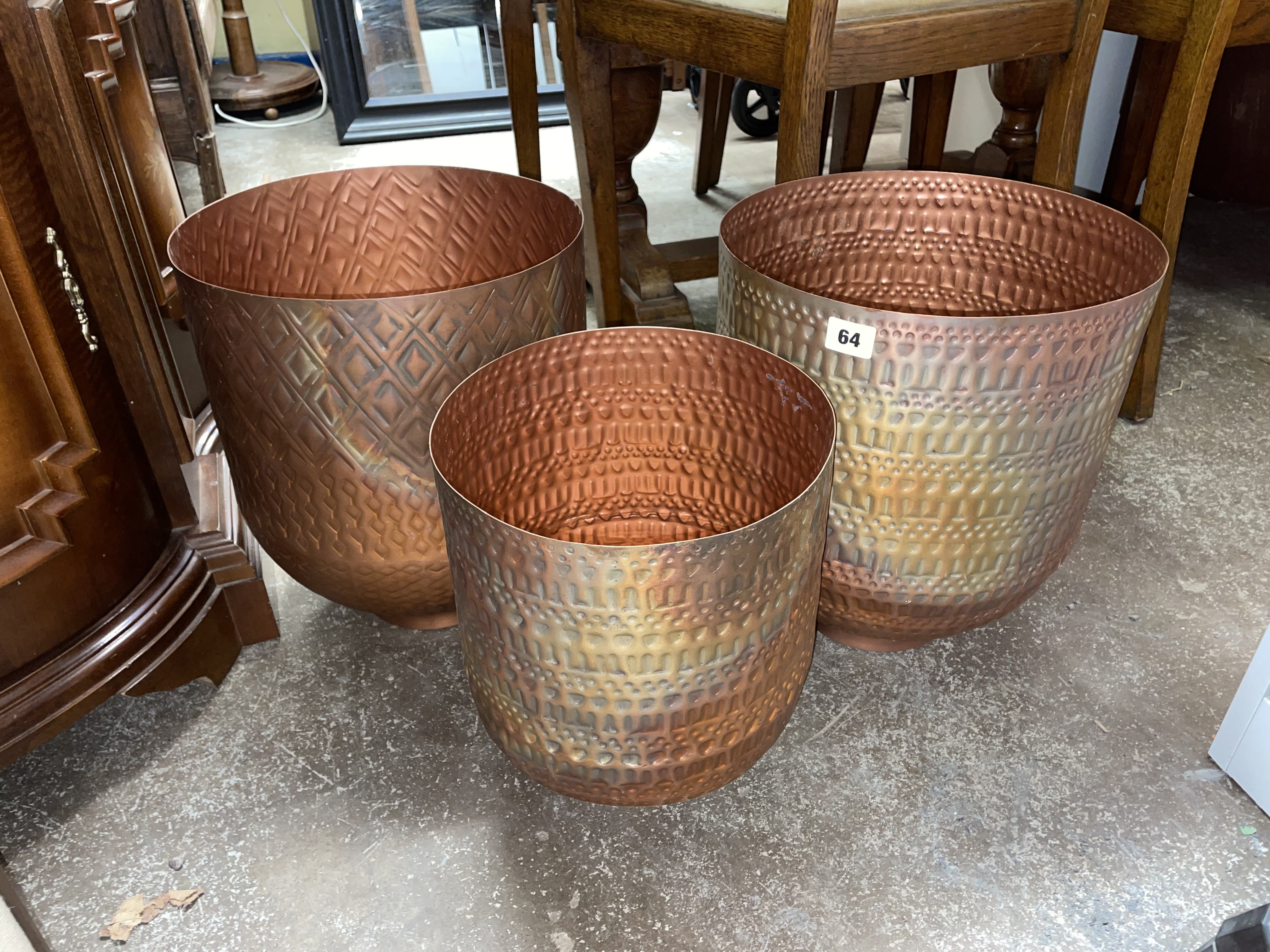 COPPER BEATEN EFFECT PLANTERS ON TRAY