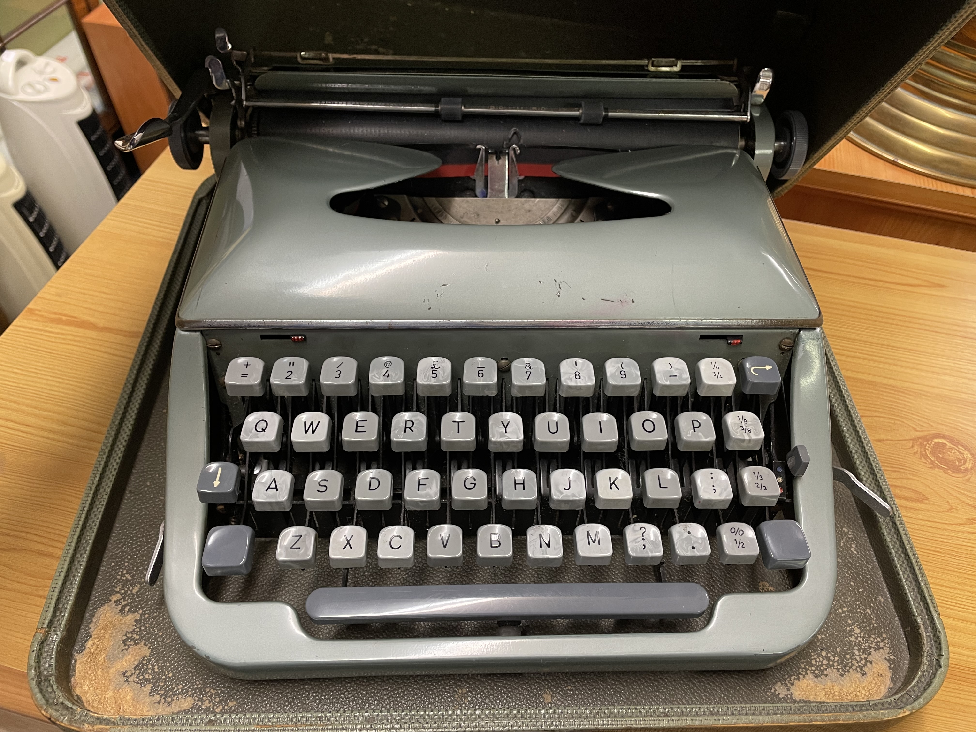 VINTAGE MANUAL TYPEWRITER