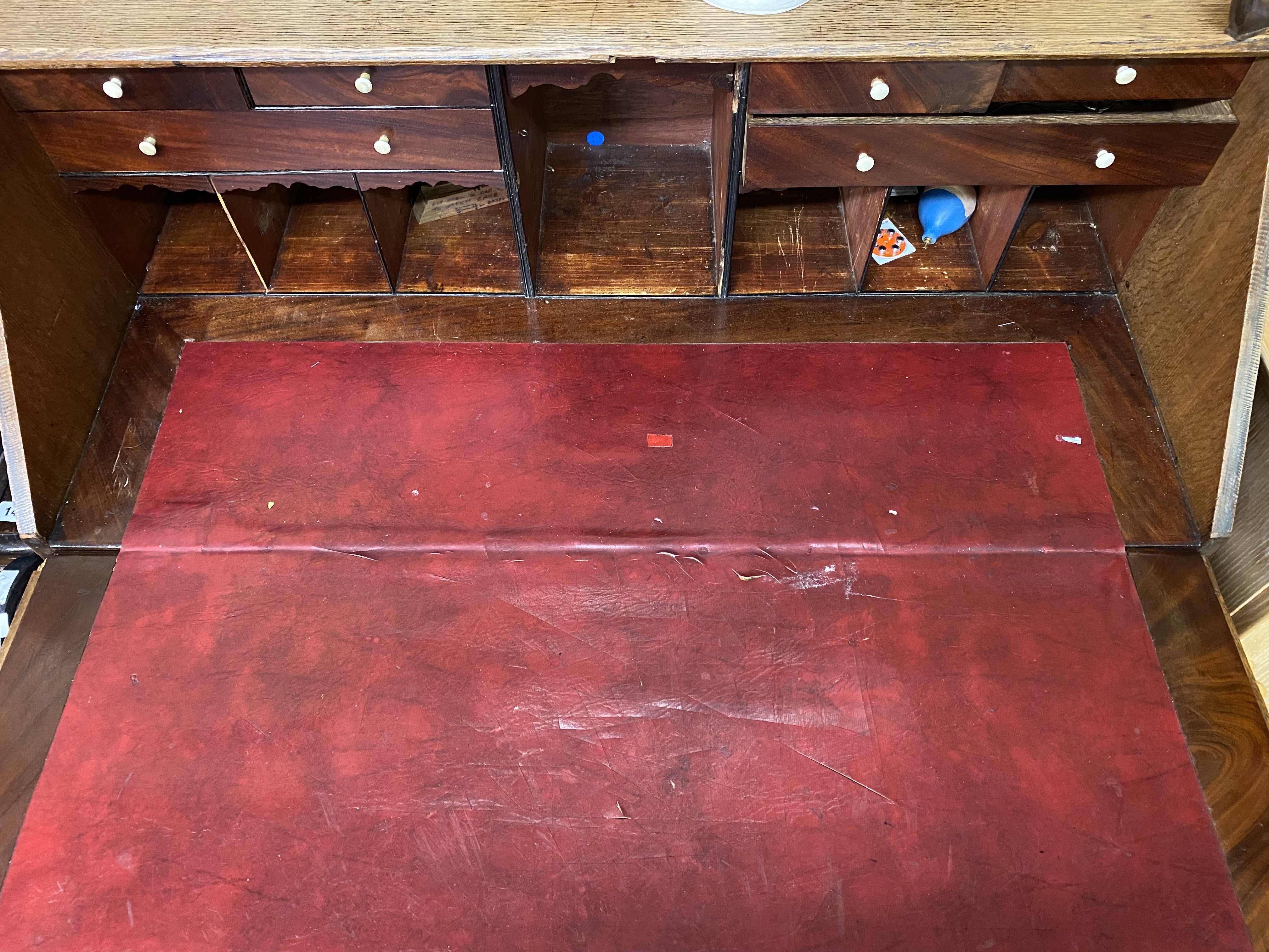 GEORGE III OAK BUREAU WITH A FITTED INTERIOR - Image 3 of 5