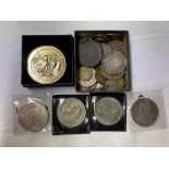 SMALL QTY OF MAINLY GB RE DECIMAL COINS INCLUDING CARTWHEEL PENNIES AND COMMEMORATIVE CROWNS