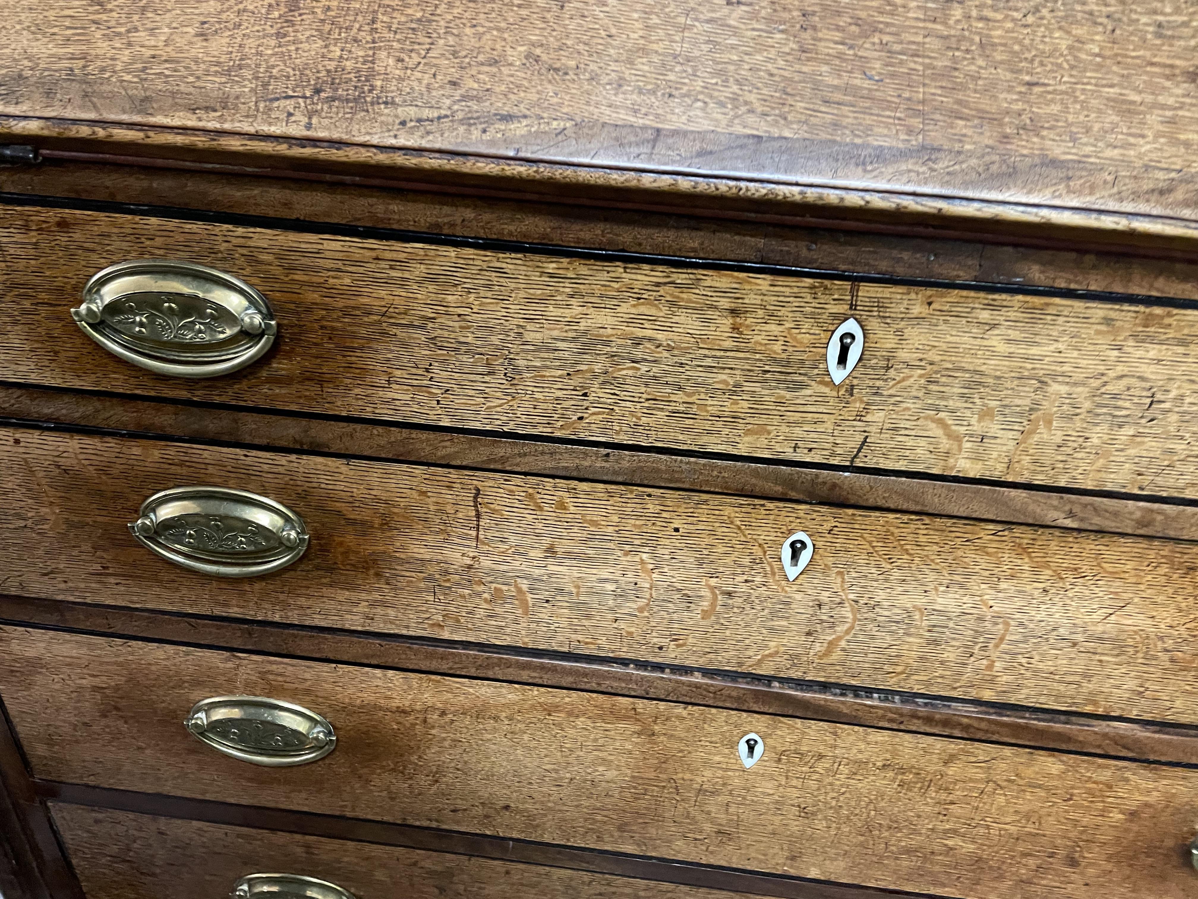 GEORGE III OAK BUREAU WITH A FITTED INTERIOR - Image 2 of 5