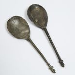 Two English Baluster Knop Spoons, 16th century, length 6.5 in — 16.5 cm