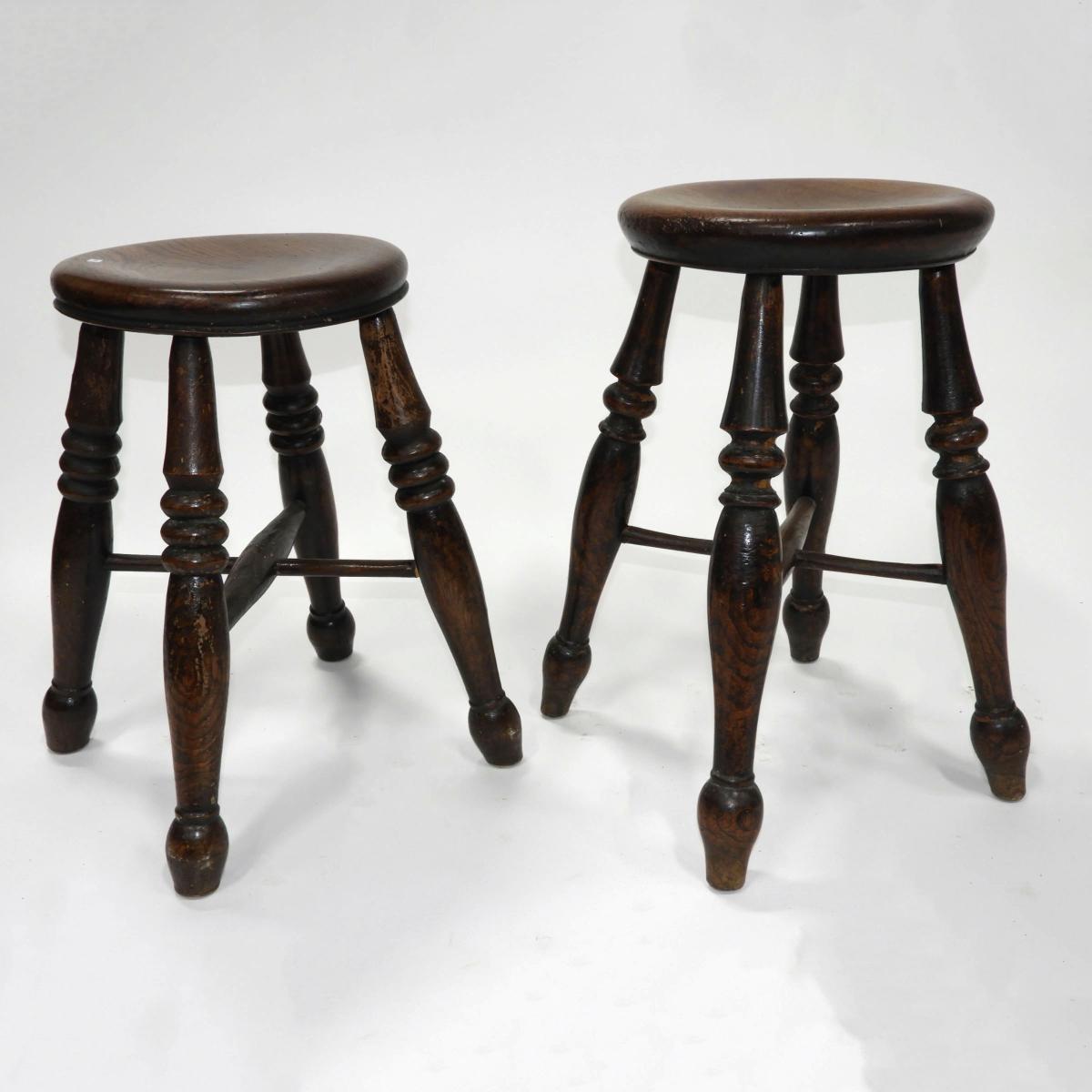 Near Pair of English Elm Stools, mid 19th century, height 20 in — 50.8 cm (2 Pieces)