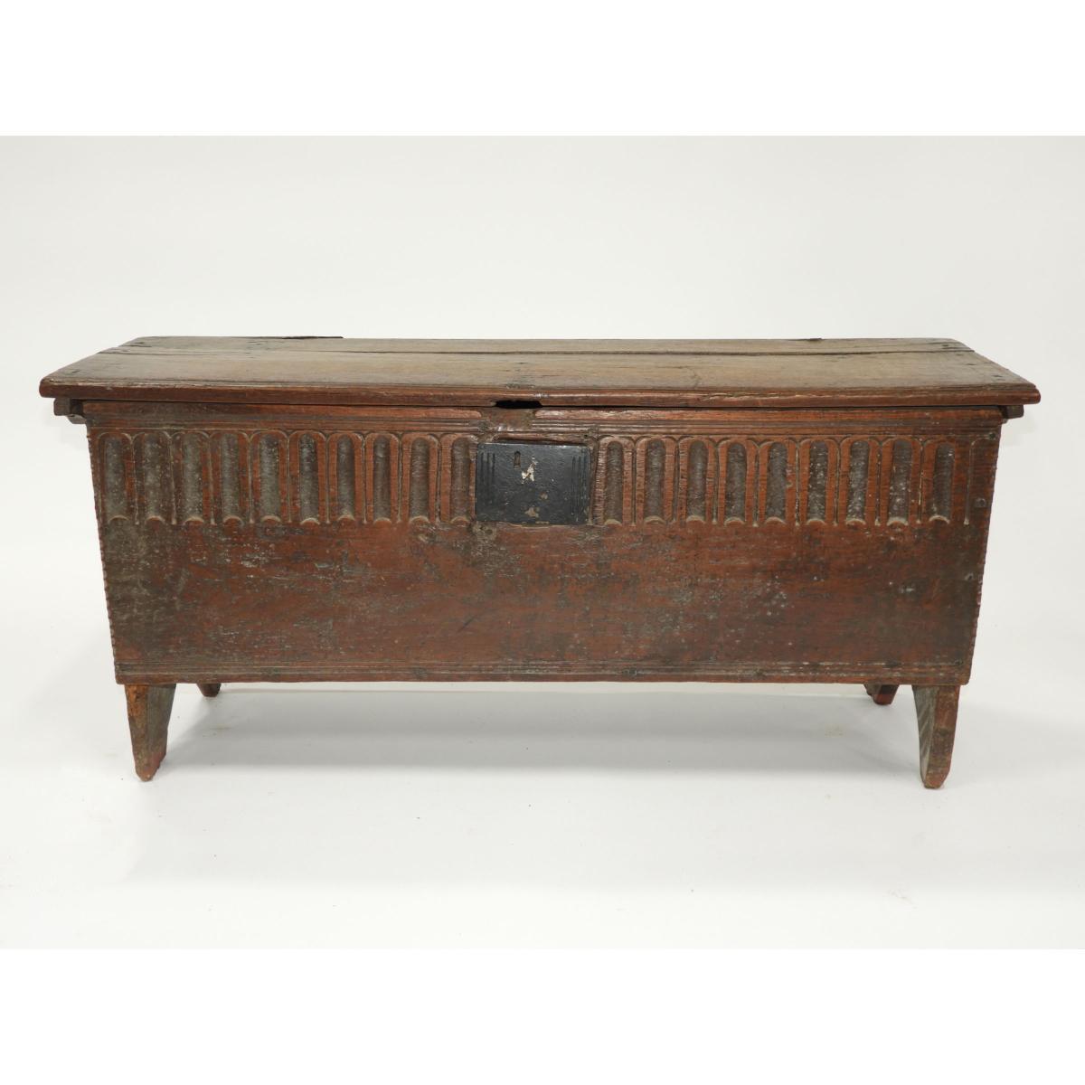 English Oak Boarded Chest, c.1600, 19.5 x 43.5 x 14.5 in — 49.5 x 110.5 x 36.8 cm - Image 2 of 2