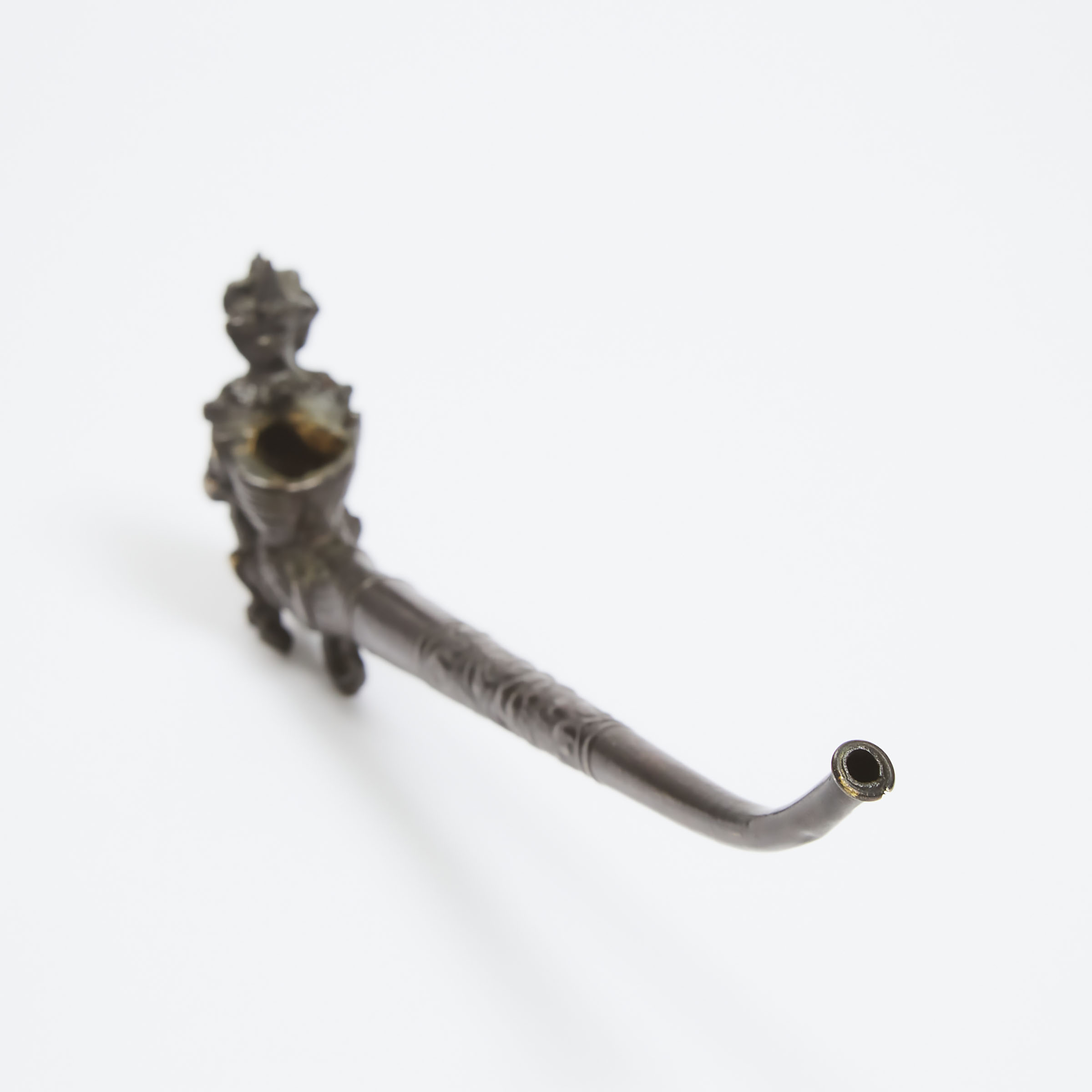 A Bronze Garuda-Form Tobacco/Opium Pipe, 19th Century, 十九世纪 铜迦楼罗烟斗, length 10.6 in — 27 cm - Image 4 of 4