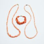 Three Strands of Natural Coral Jewellery, 天然珊瑚手串及项链一组三件, longest length 24.8 in — 63 cm (3 Pieces)