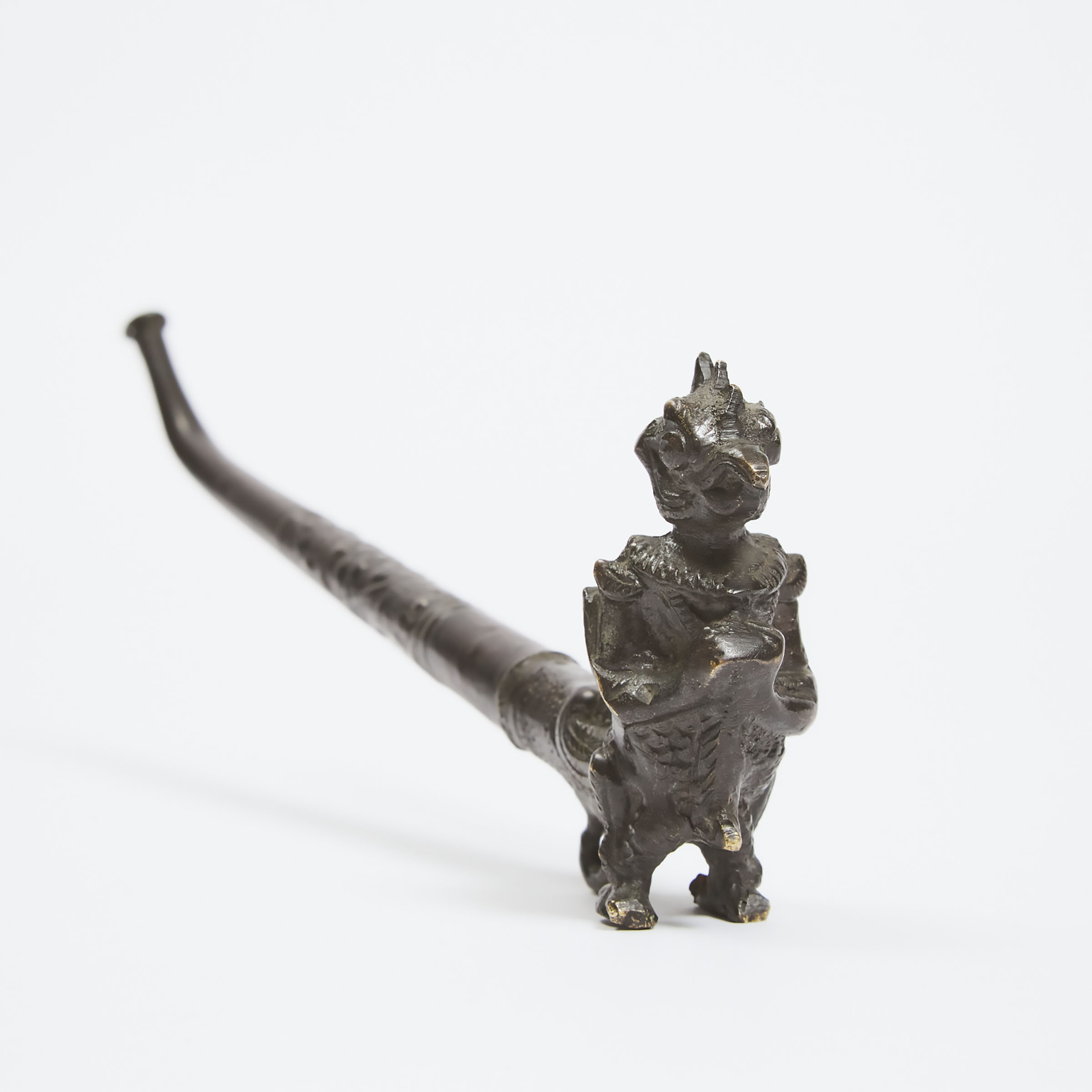 A Bronze Garuda-Form Tobacco/Opium Pipe, 19th Century, 十九世纪 铜迦楼罗烟斗, length 10.6 in — 27 cm - Image 2 of 4
