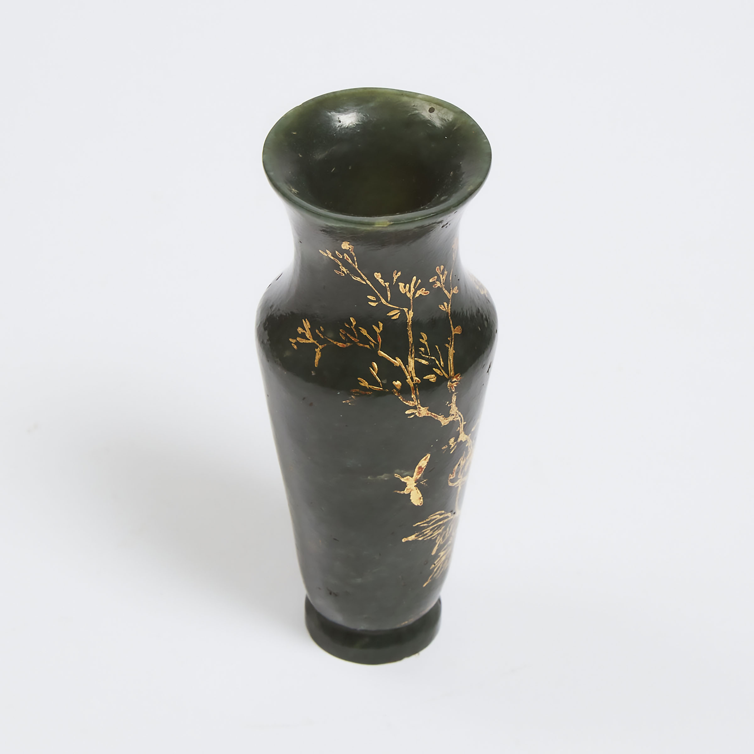 A Gold-Painted Spinach Jade Incense Tool Vase, Qianlong Mark, 19th Century, 清 十九世纪 乾隆款碧玉描金香瓶, height - Image 4 of 5