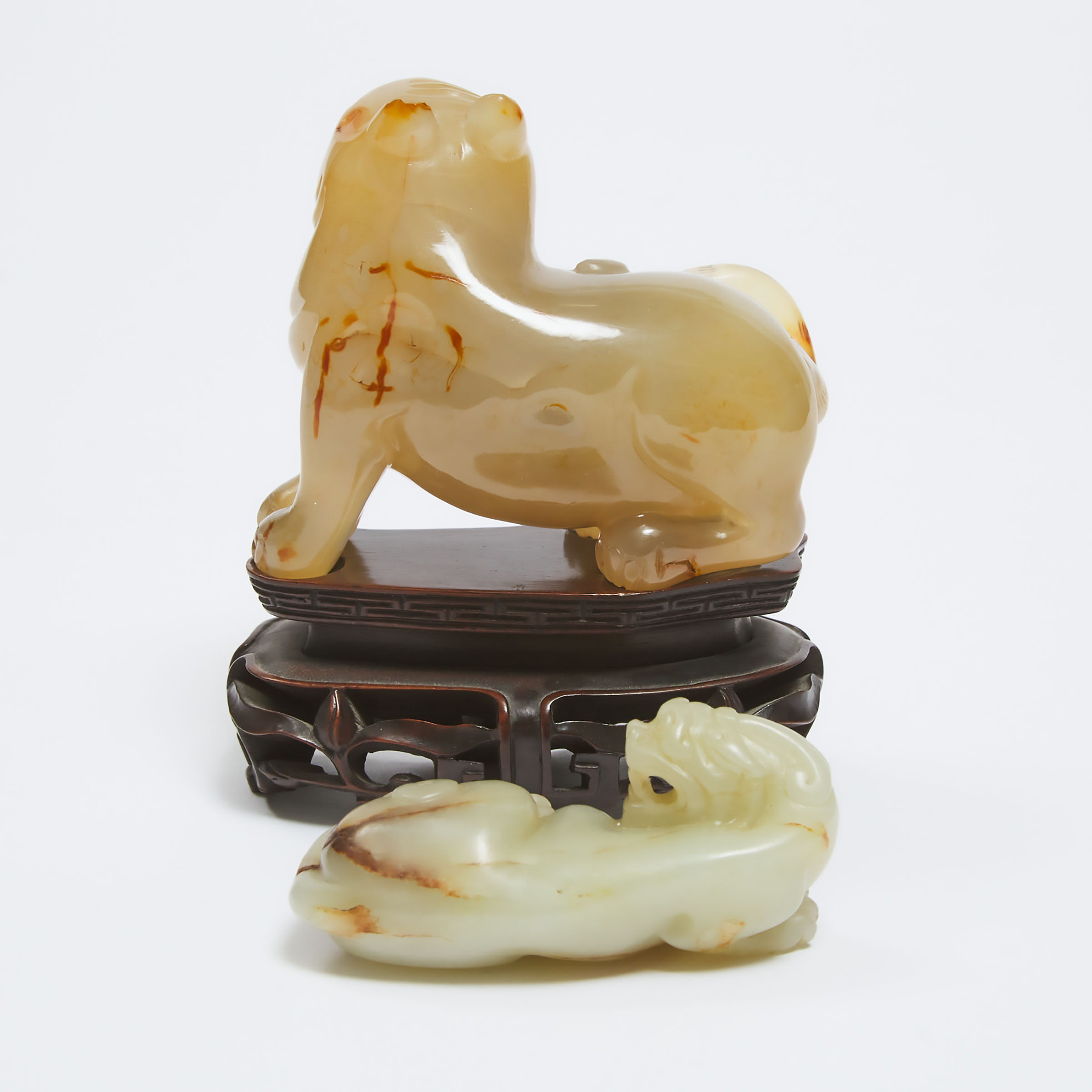 An Agate Carving of a Tiger, Together With a White and Russet Jade Carving of a Mythical Beast, Repu - Image 2 of 3