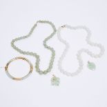 A Group of Five Chinese Gold Mounted Jadeite Jewellery Pieces, 金镶翡翠首饰一组五件, longest necklace length 1