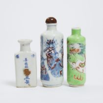 A Group of Three Snuff Bottles, Qing Dynasty, 19th Century, 清 十九世纪 青花釉里红烟壶及绿地五彩龙纹烟壶一组三件, tallest hei