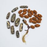 Nine Tibetan Dzi Beads and Eighteen Chinese Carved Beads, largest dzi bead length 2 in — 5 cm (27 Pi