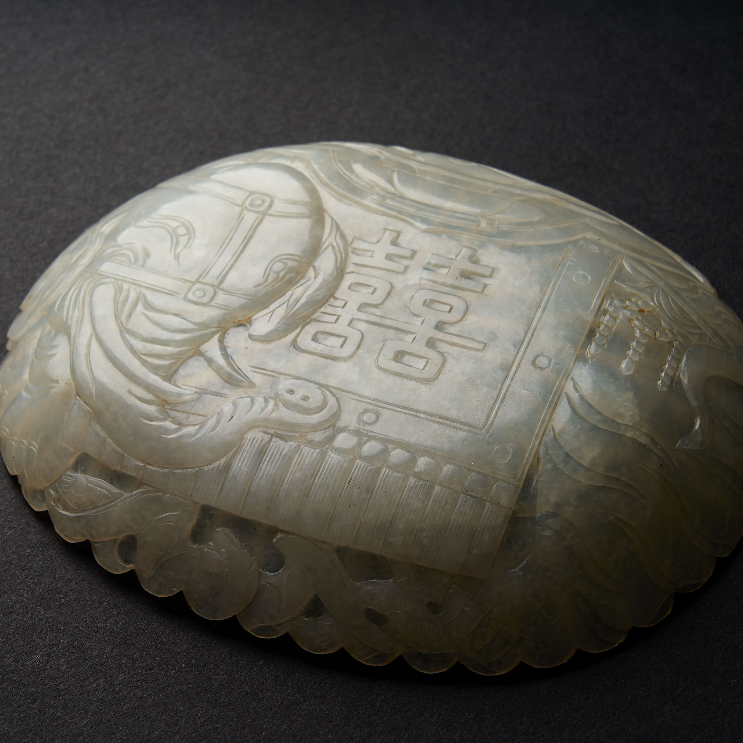 A White Jade Mughal-Style Chrysanthemum-Form 'Elephant' Dish, Qing Dynasty, 18th/19th Century, 清中期 莫 - Image 2 of 6