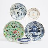 A Group of Five Chinese Export Armorial, Swatow, and Other Porcelain Wares, 17th-19th Century, 明/清 外