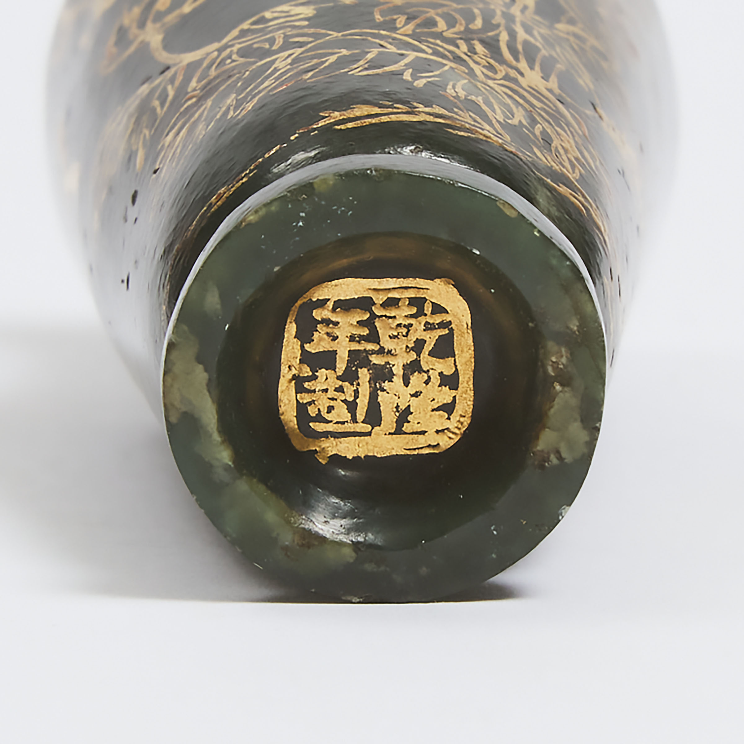 A Gold-Painted Spinach Jade Incense Tool Vase, Qianlong Mark, 19th Century, 清 十九世纪 乾隆款碧玉描金香瓶, height - Image 5 of 5