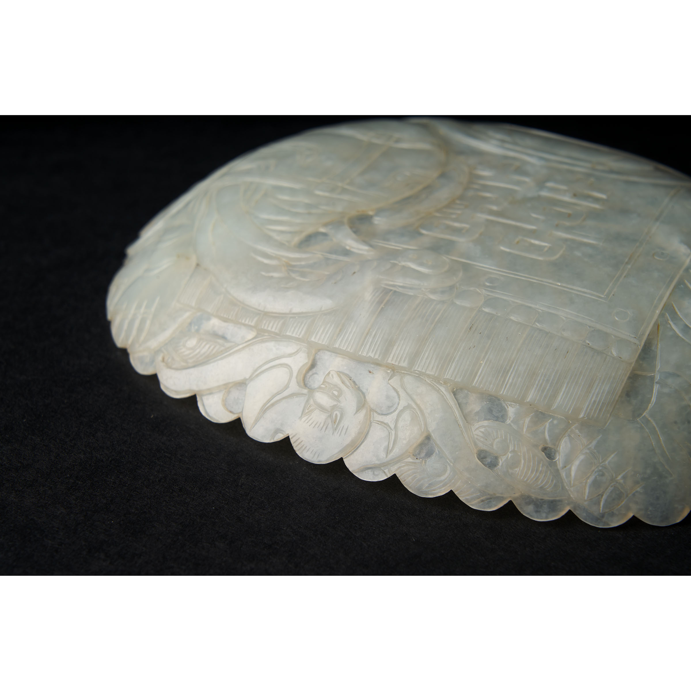 A White Jade Mughal-Style Chrysanthemum-Form 'Elephant' Dish, Qing Dynasty, 18th/19th Century, 清中期 莫 - Image 3 of 6