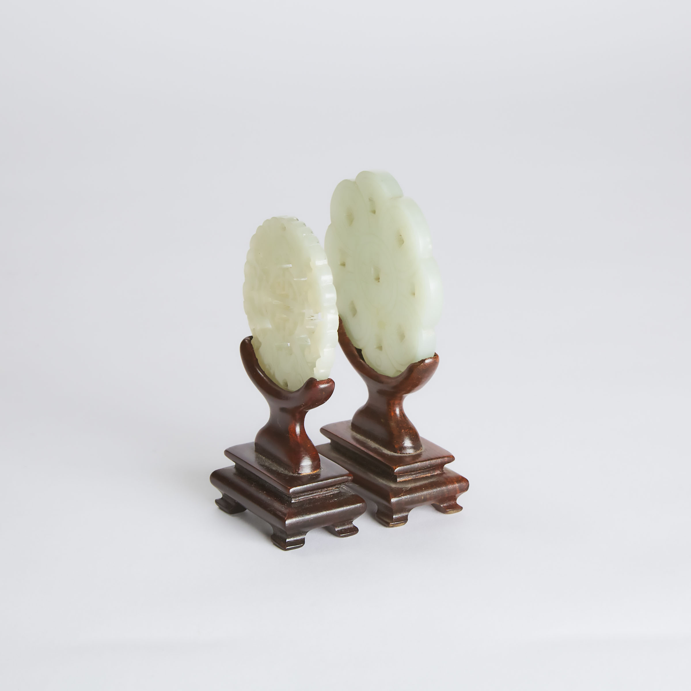 Two Pale Celadon Jade Plaques, Qing Dynasty, 19th Century, 清 十九世纪 青白玉雕'九钱佩'及福寿佩一组两件, largest diamete - Image 3 of 3