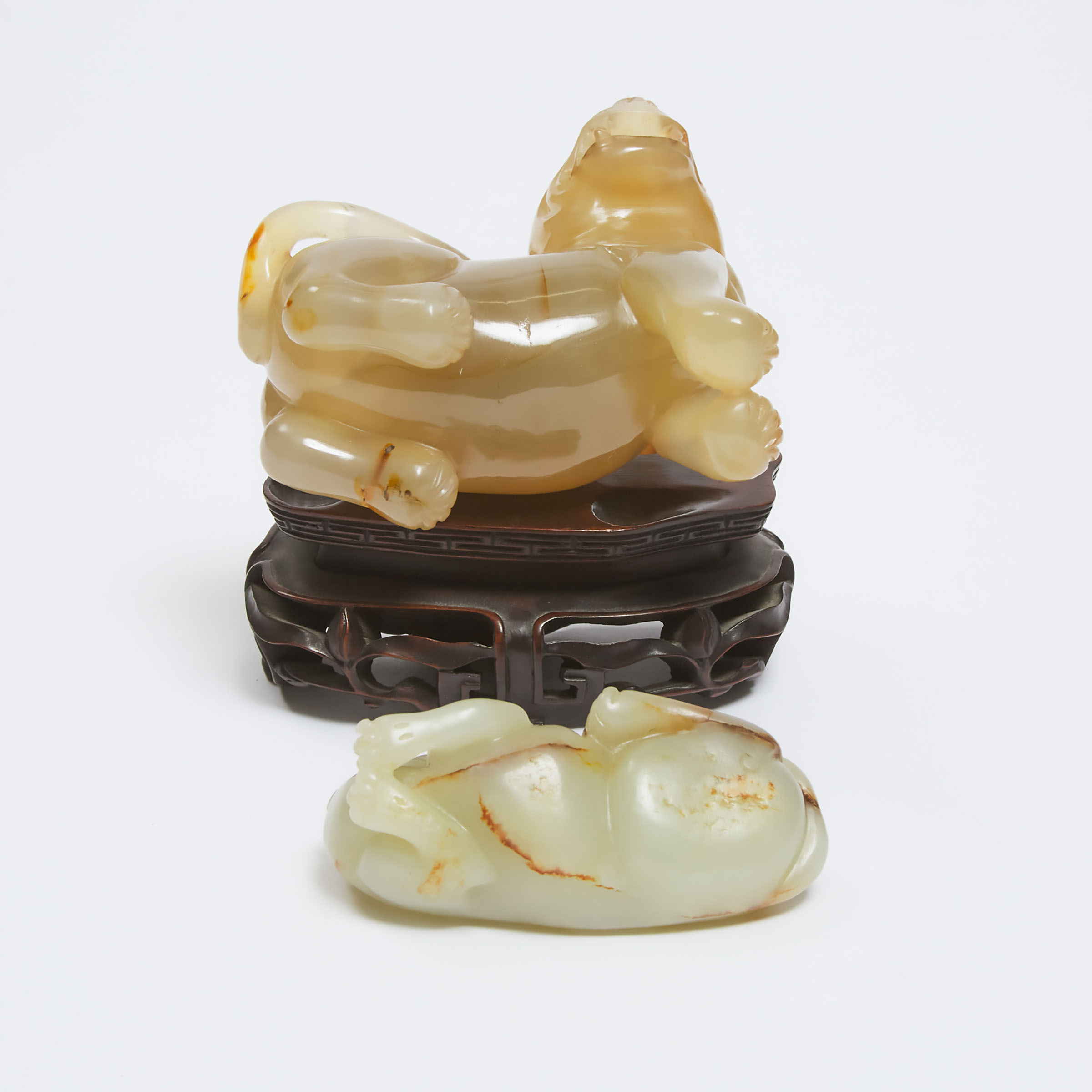 An Agate Carving of a Tiger, Together With a White and Russet Jade Carving of a Mythical Beast, Repu - Image 3 of 3