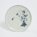A Japanese Arita 'Daffodil' Dish, Edo Period (1615-1868), 日本 江户时期 有田烧水仙盘, diameter 7.2 in — 18.2 cm